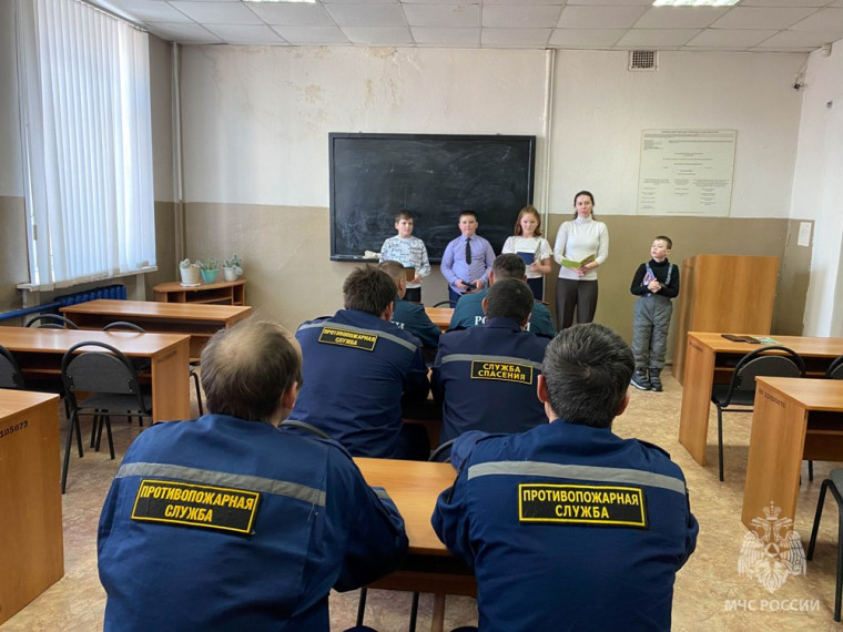 Пожарную часть г. Пучеж посетили дети с поздравлениями!. Пожарную часть г. Пучеж посетили дети с поздравлениями!.